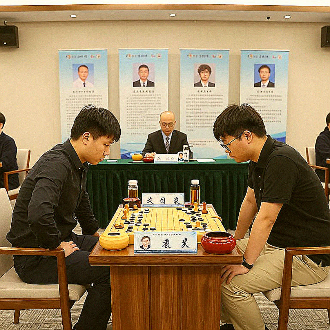 शीर्षक में दो नाम, लेख में शून्य: FIDE की खबर के पेट से निकला FRITZ 20 का विज्ञापन